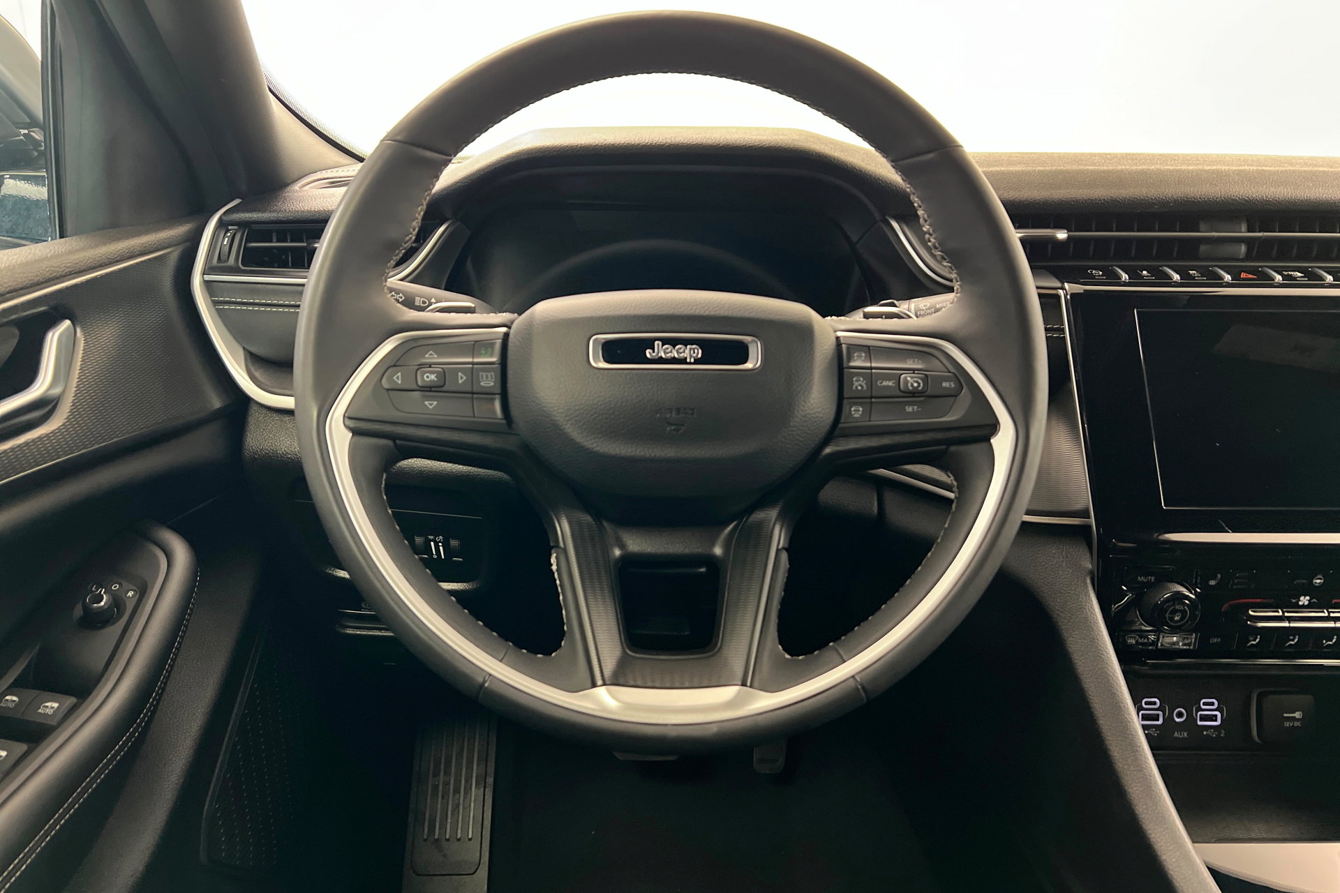 Used 2024 Jeep Grand Cherokee L Laredo image 13