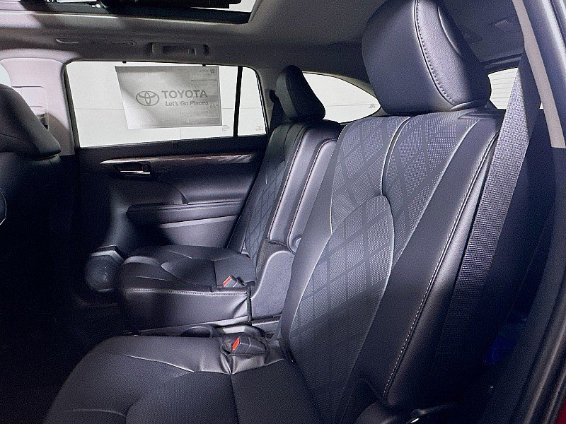 New 2026 Toyota Highlander Platinum image 12