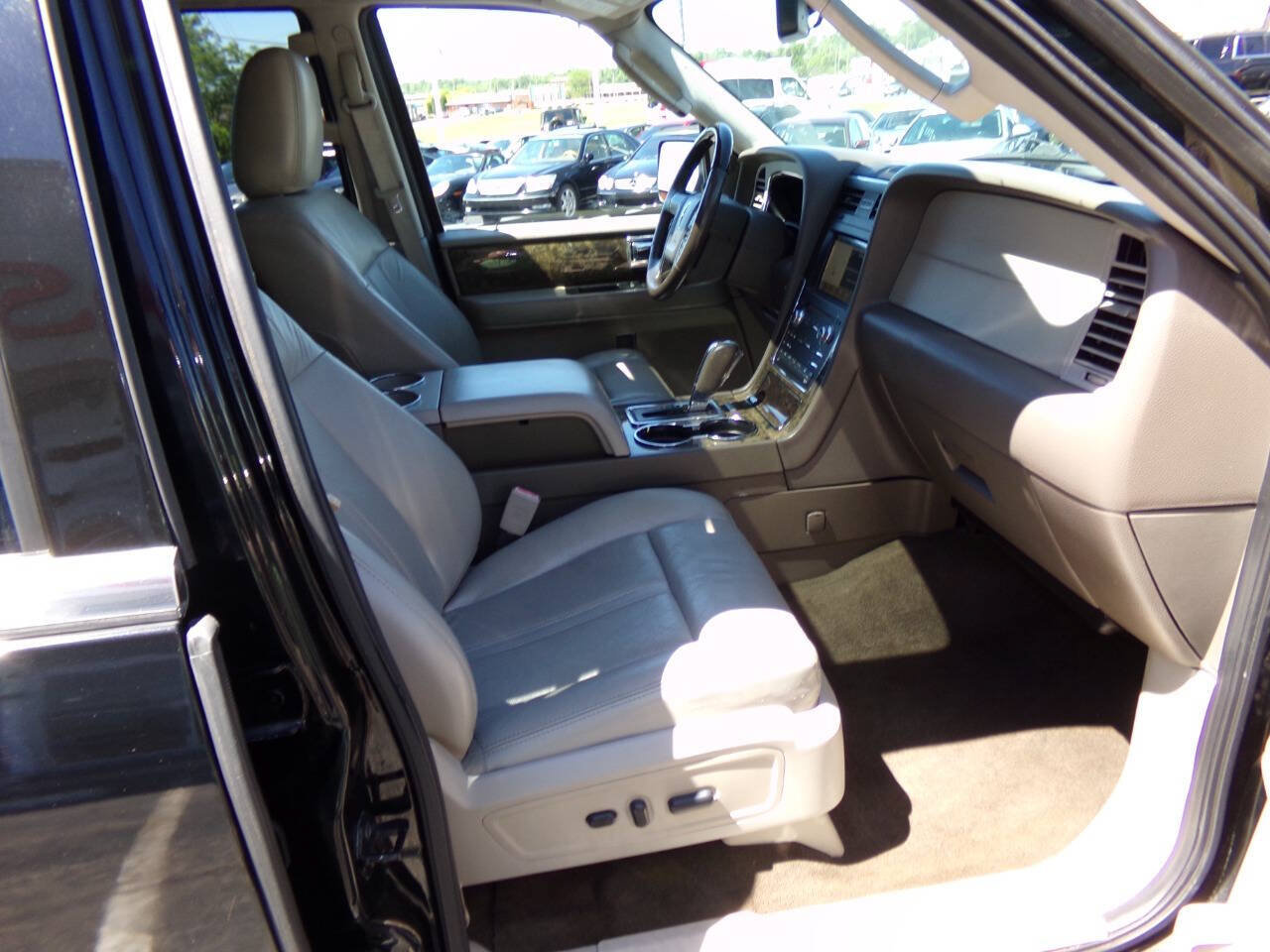 Used 2016 Lincoln Navigator L Select RWD image 32