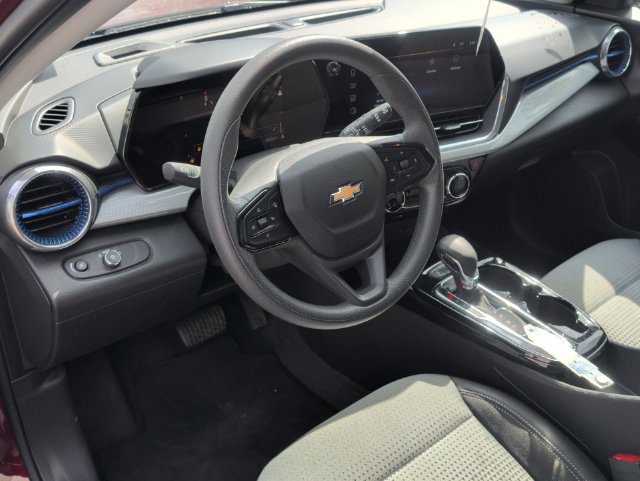 Used 2025 Chevrolet Trax LT FWD image 19