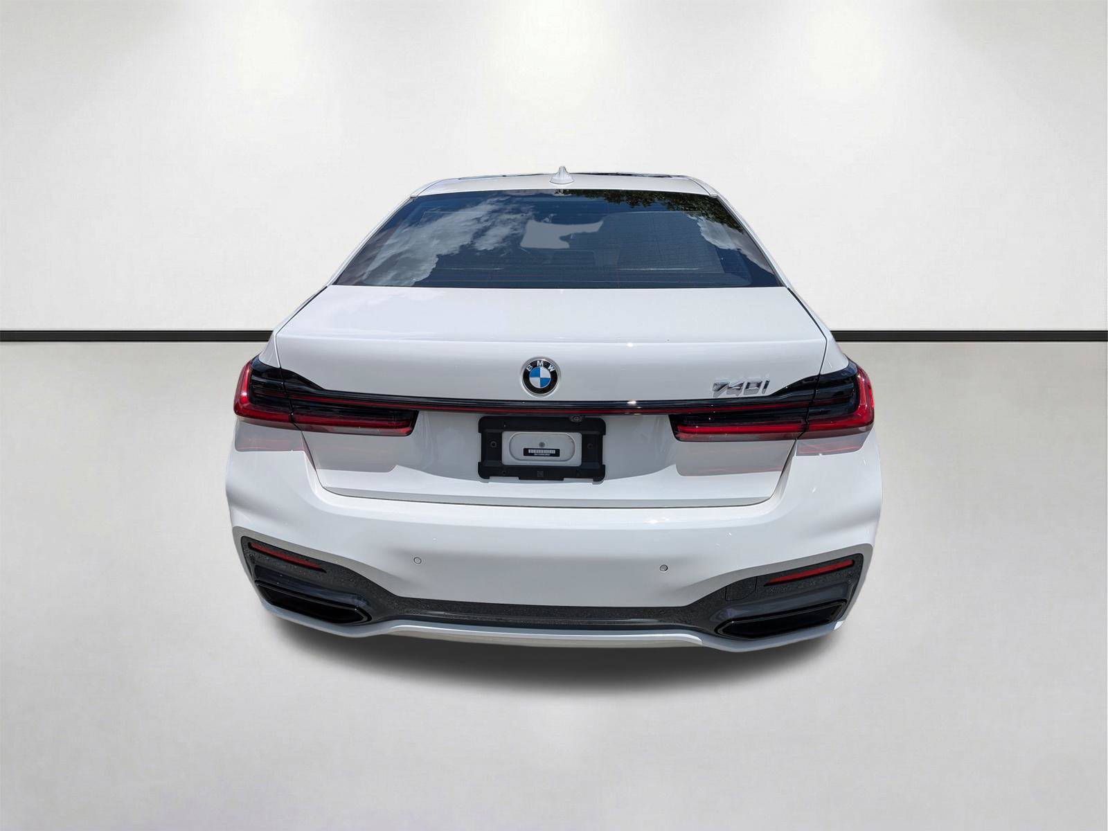 Used 2022 BMW 740i w/ M Sport Package RWD image 5