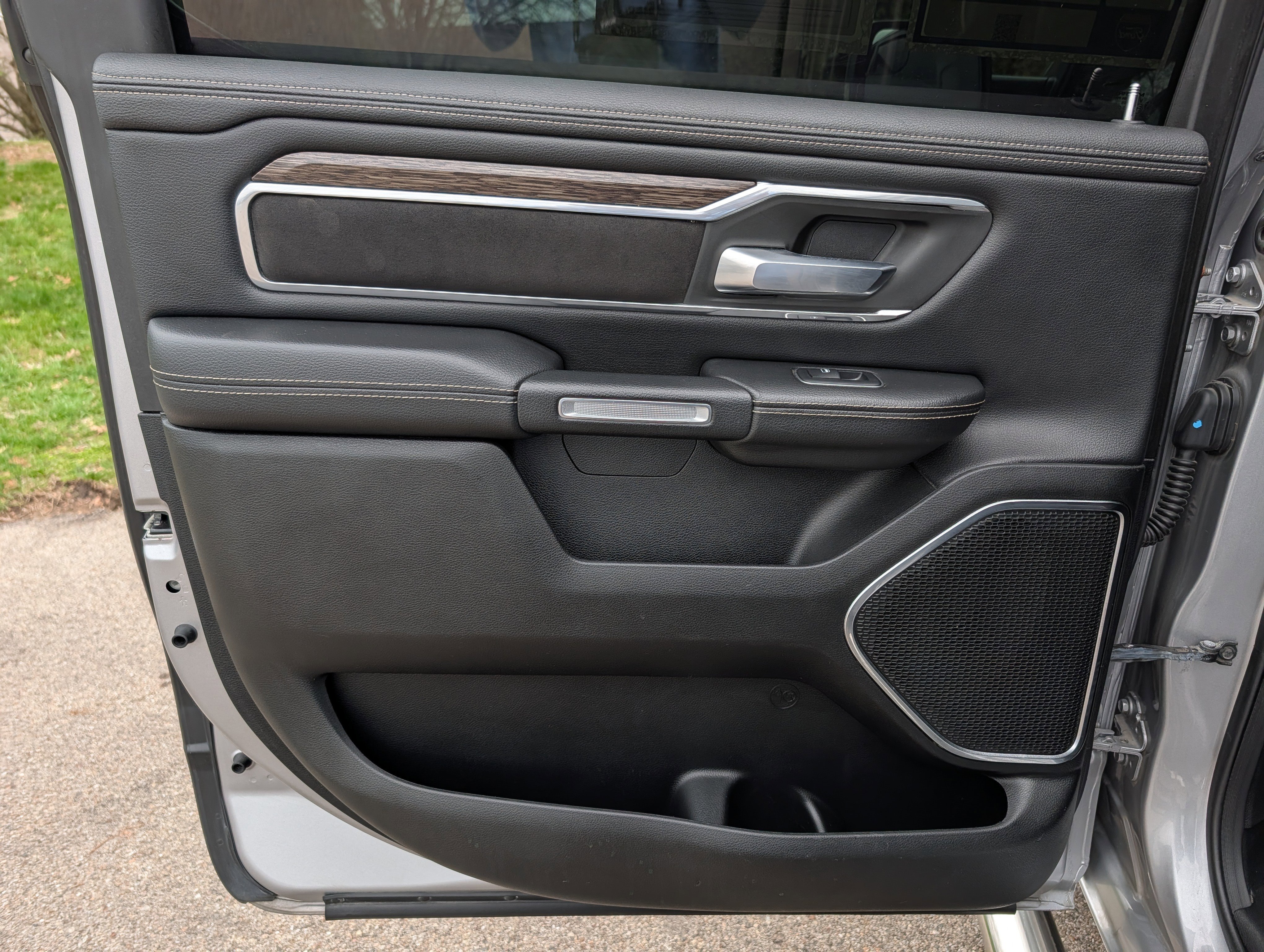 Used 2019 RAM 1500 Laramie image 32