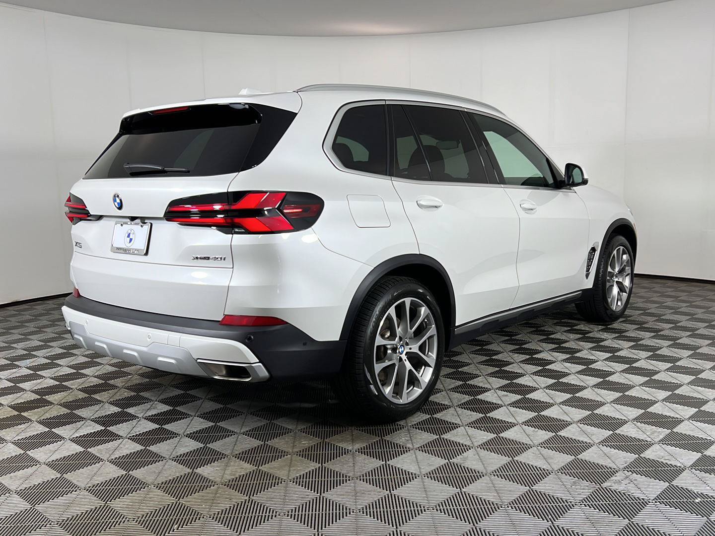Used 2024 BMW X5 xDrive40i w/ Premium Package AWD/4WD image 5