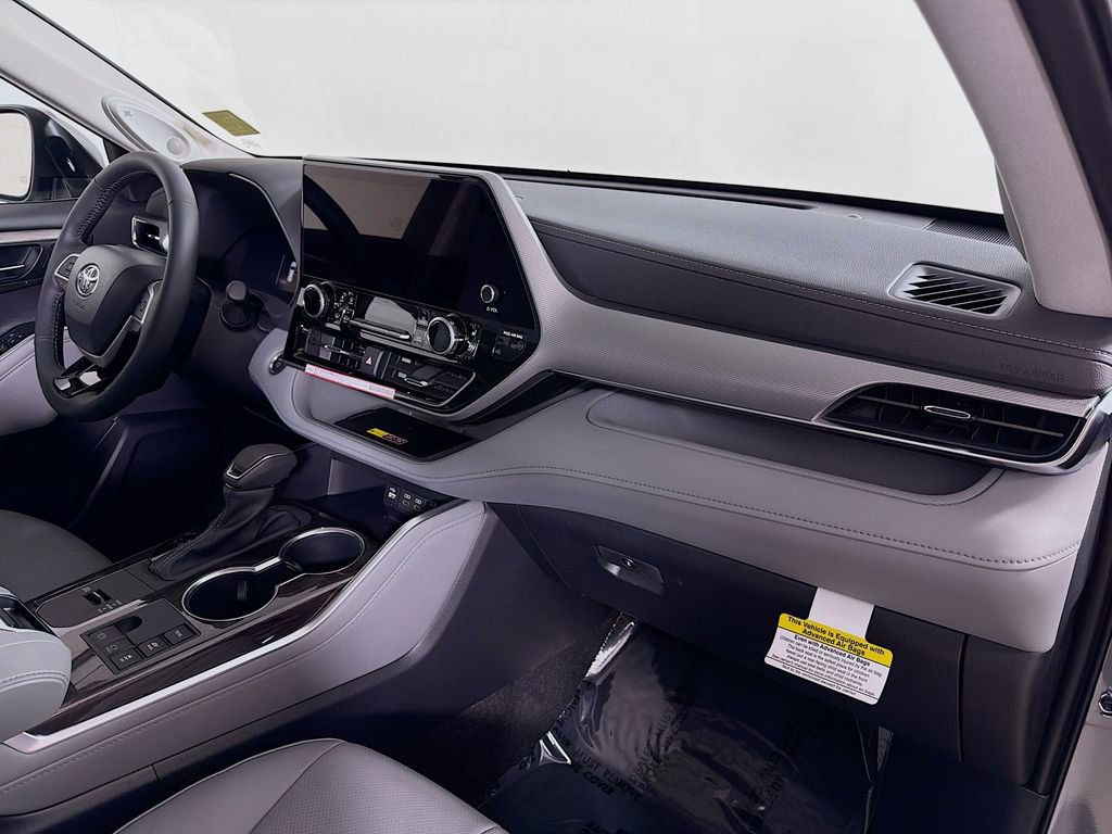 New 2026 Toyota Highlander Platinum image 25