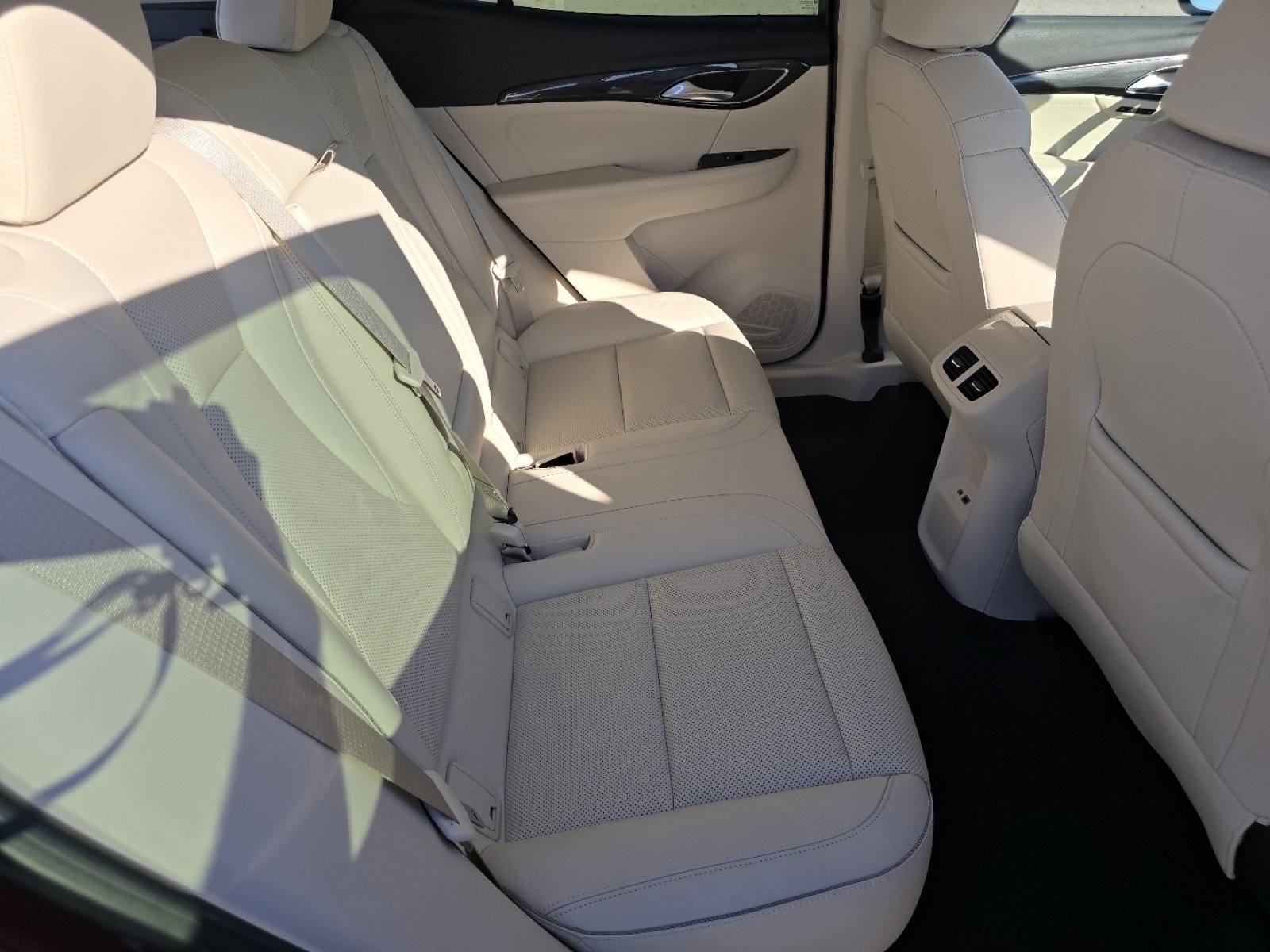 Used 2021 Buick Envision Essence image 25