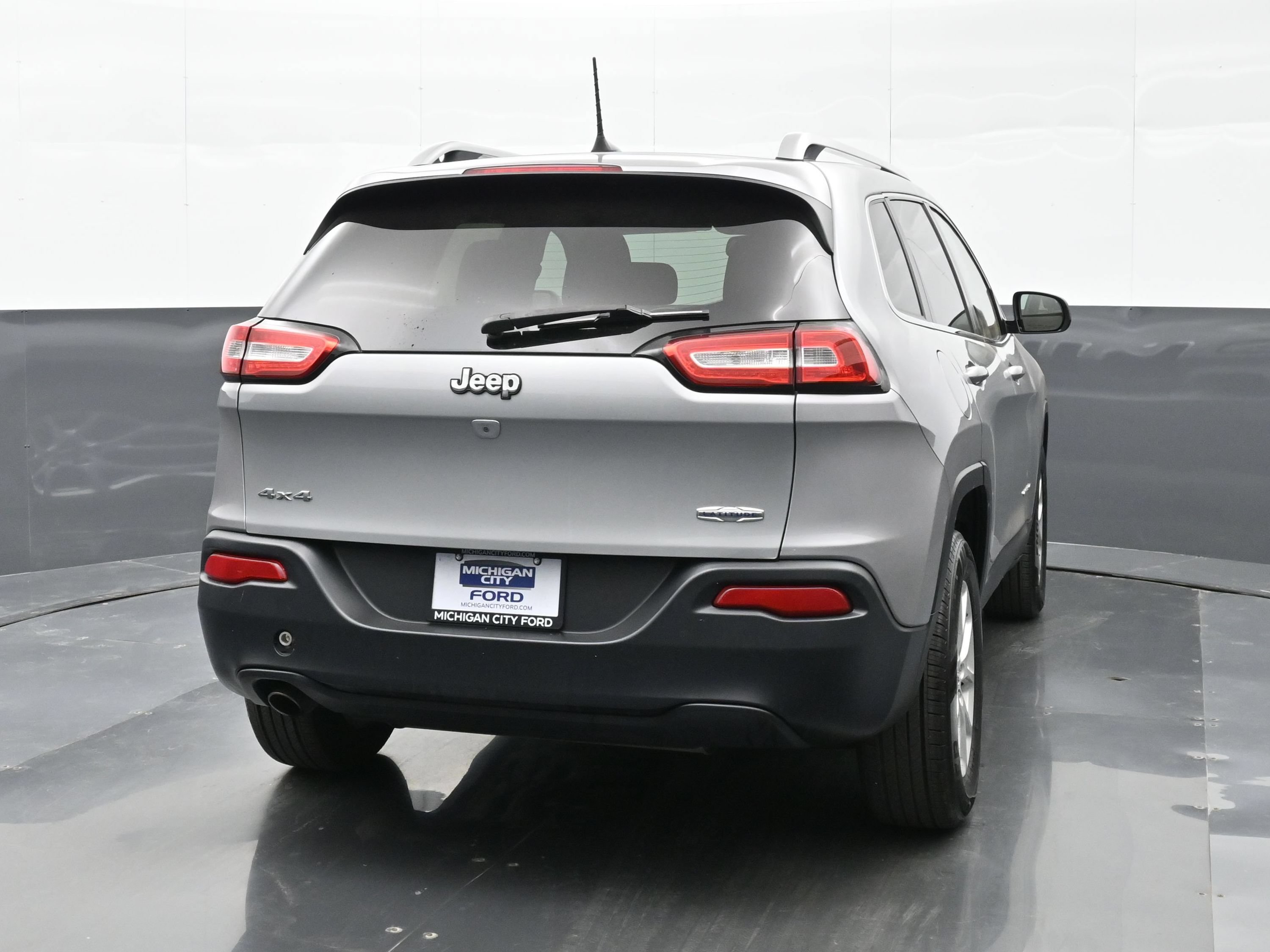Used 2016 Jeep Cherokee Latitude AWD/4WD image 3