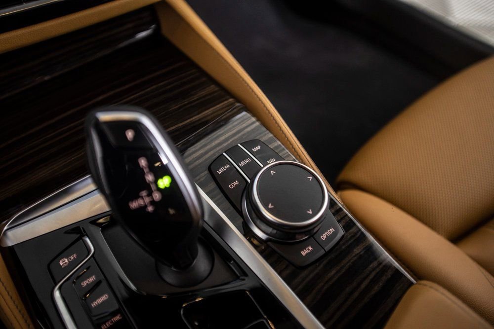 Used 2023 BMW 530e w/ M Sport Package image 34