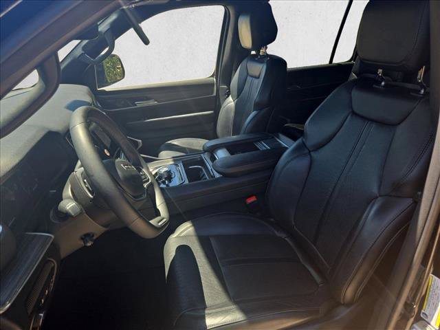 Used 2024 Jeep Wagoneer L Series II AWD/4WD image 15