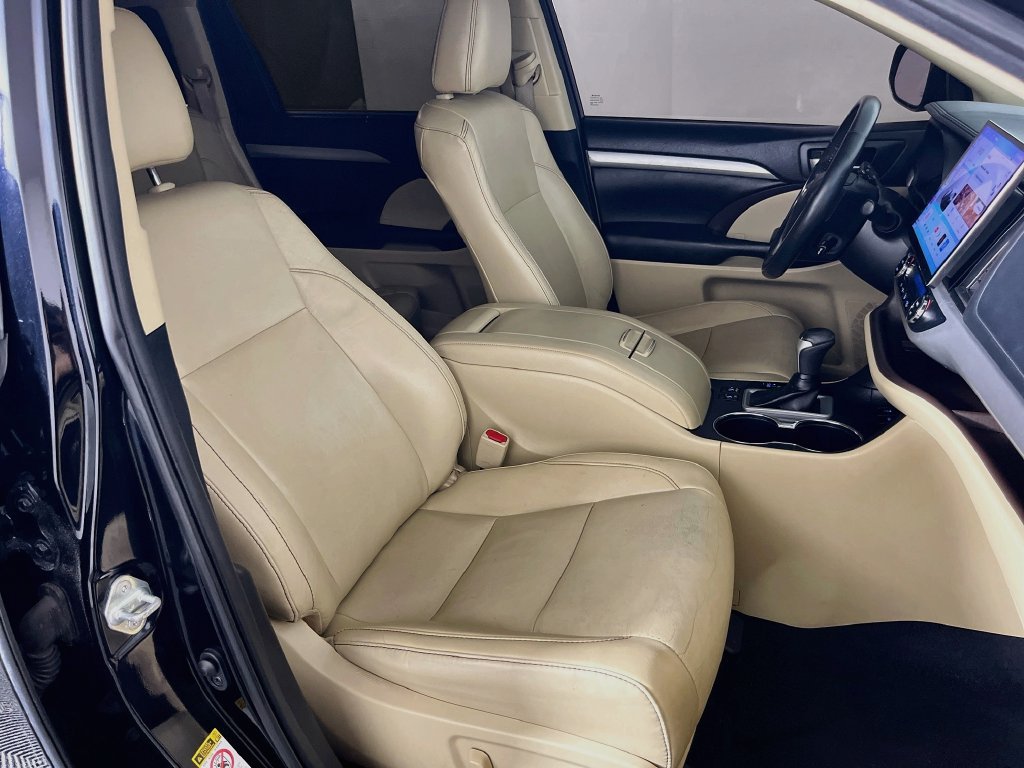 Used 2019 Toyota Highlander XLE FWD image 28