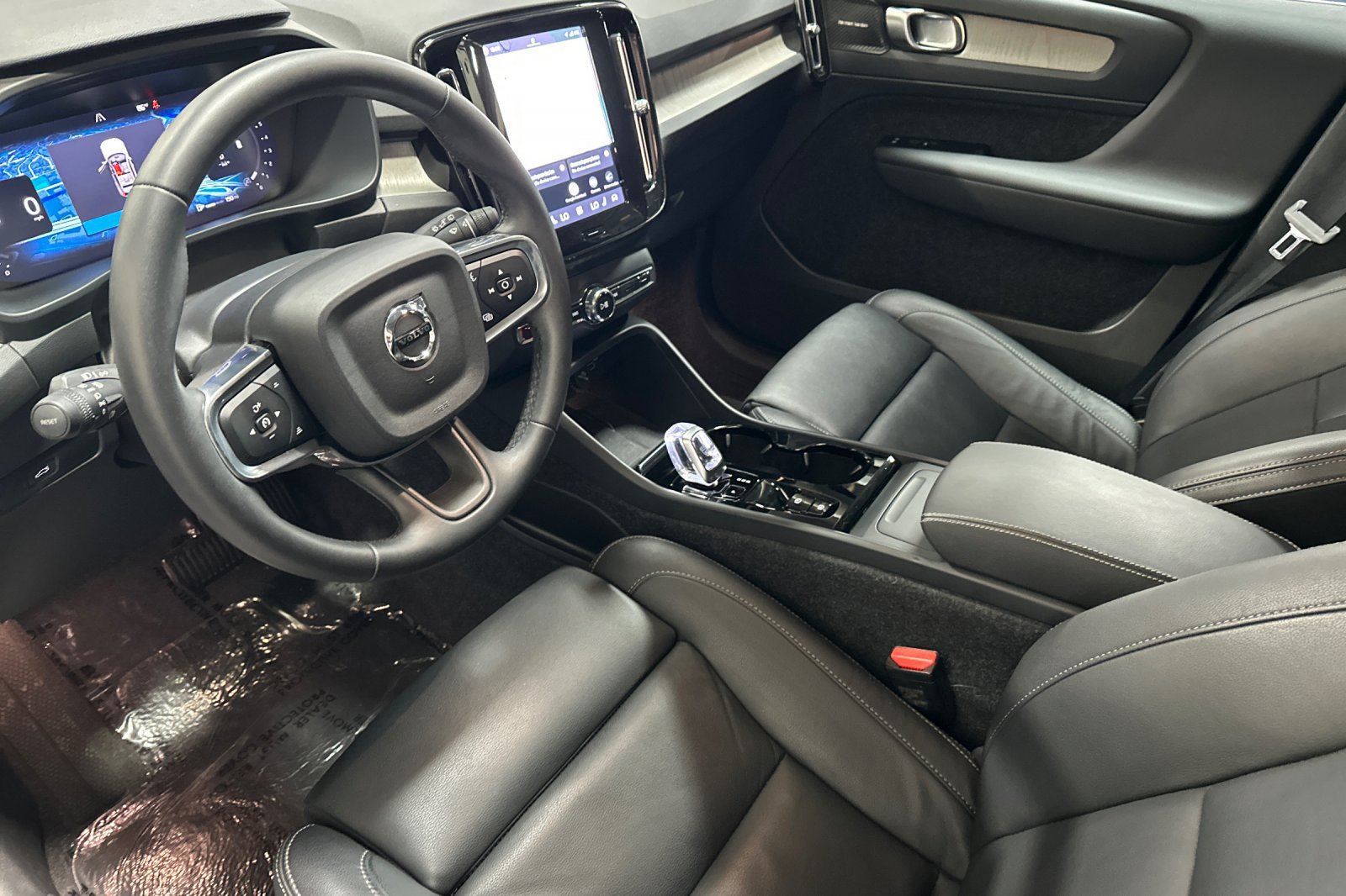 Certified 2025 Volvo XC40 B5 Ultra AWD/4WD image 14