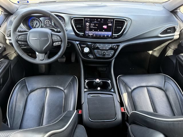 Used 2025 Chrysler Pacifica Limited FWD image 12