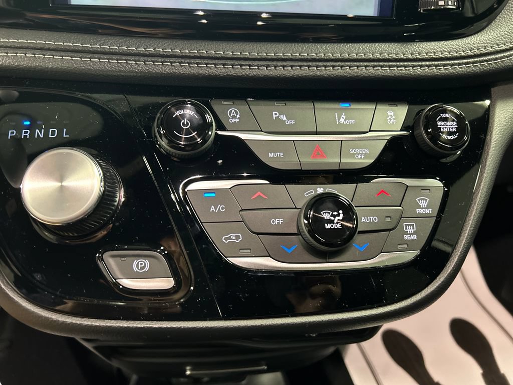 New 2027 Chrysler Pacifica Select FWD image 17