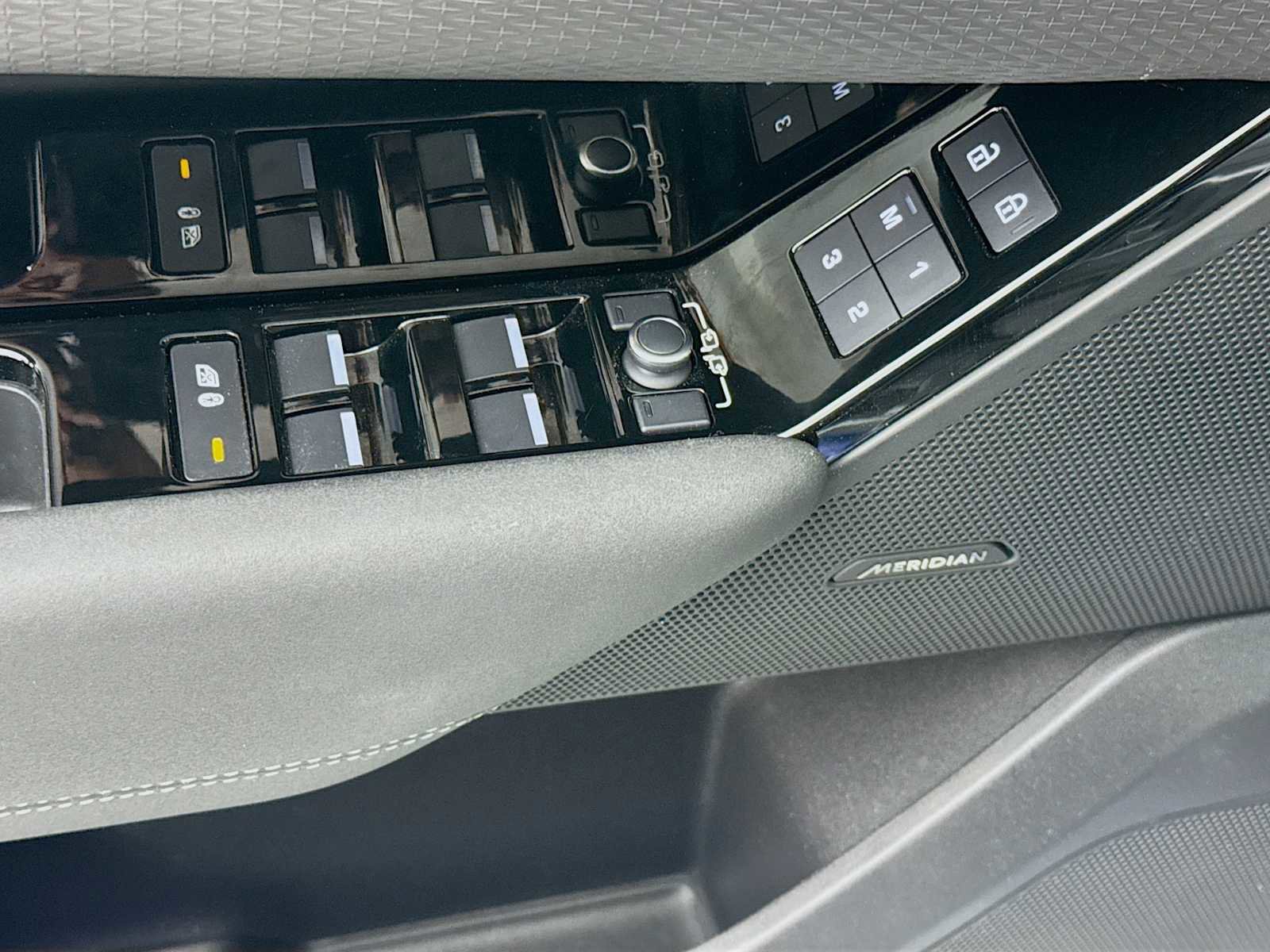 Used 2023 Land Rover Range Rover Velar R-Dynamic S image 19