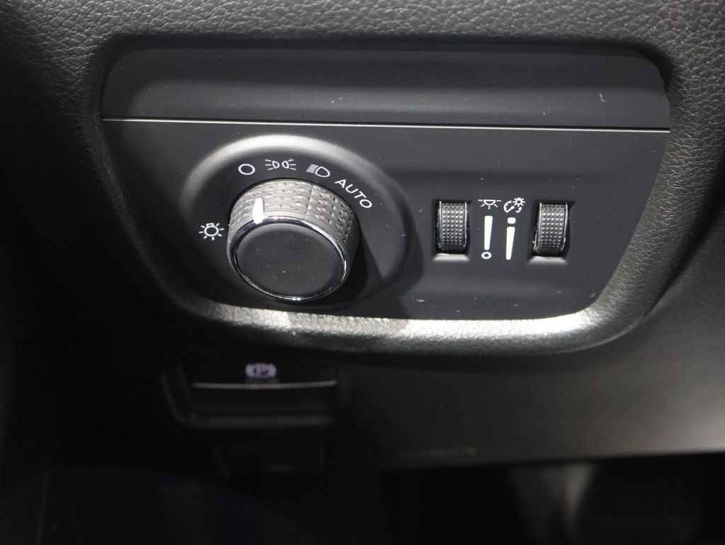 Used 2025 Jeep Grand Cherokee L Altitude AWD/4WD image 32