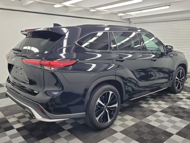 Used 2022 Toyota Highlander XSE FWD image 6