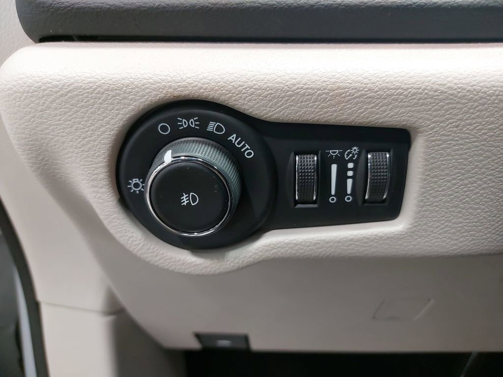 Used 2024 Chrysler Pacifica Touring-L FWD image 25