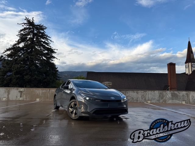 Used 2025 Toyota Prius LE FWD image 2