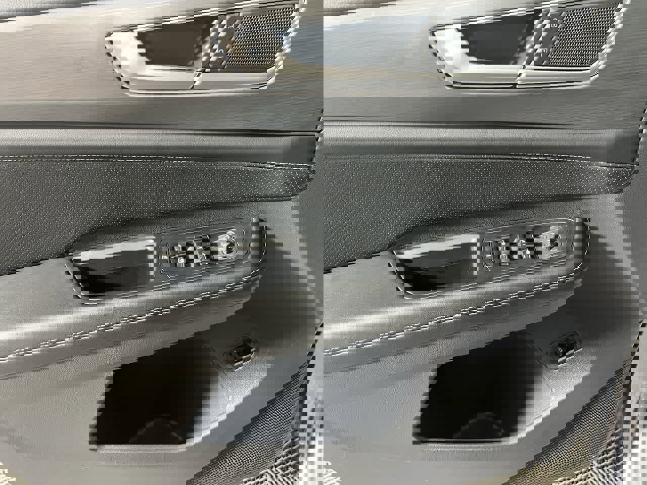 Used 2024 Volkswagen Atlas Cross Sport SE image 13