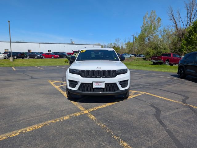 Used 2022 Jeep Grand Cherokee Altitude AWD/4WD image 2