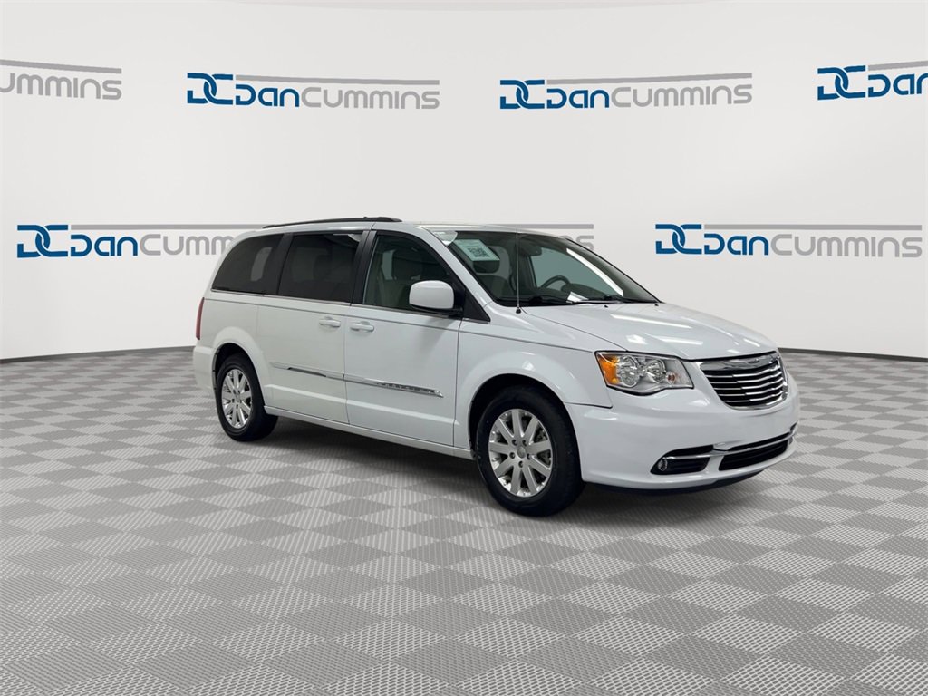 Used 2016 Chrysler Town & Country Touring image 2