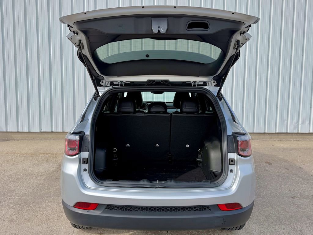 Used 2025 Jeep Compass Latitude image 16