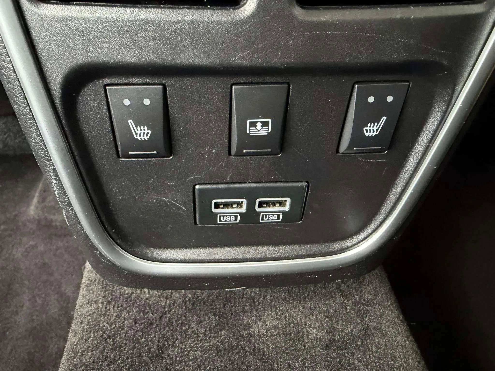 Used 2016 Chrysler 300 C image 16