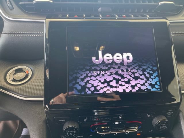 Used 2025 Jeep Grand Cherokee Altitude AWD/4WD image 27