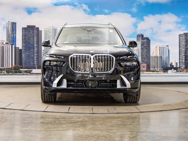 Used 2025 BMW X7 xDrive40i w/ Executive Package image 3