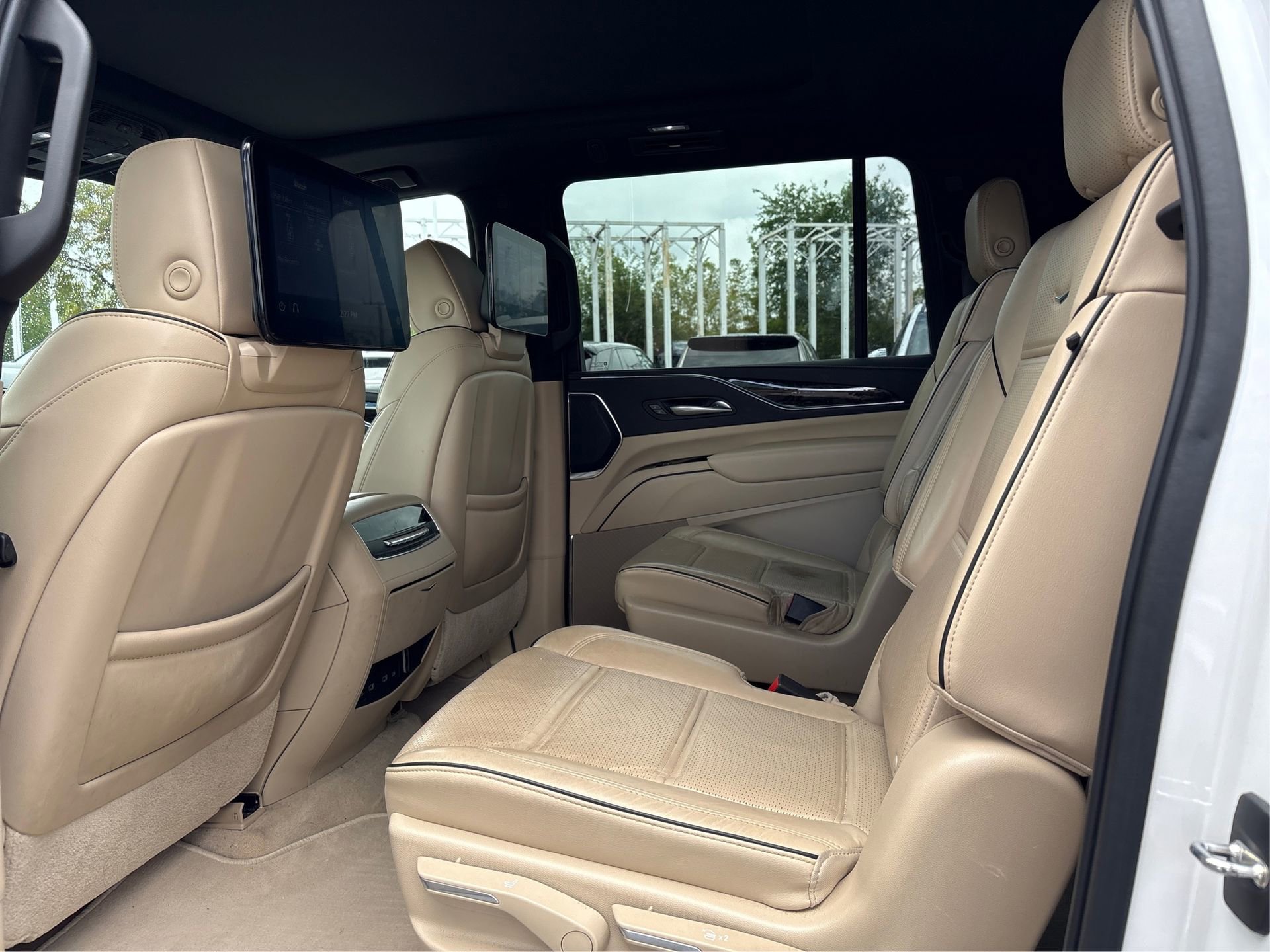 Used 2021 Cadillac Escalade ESV Premium Luxury image 10