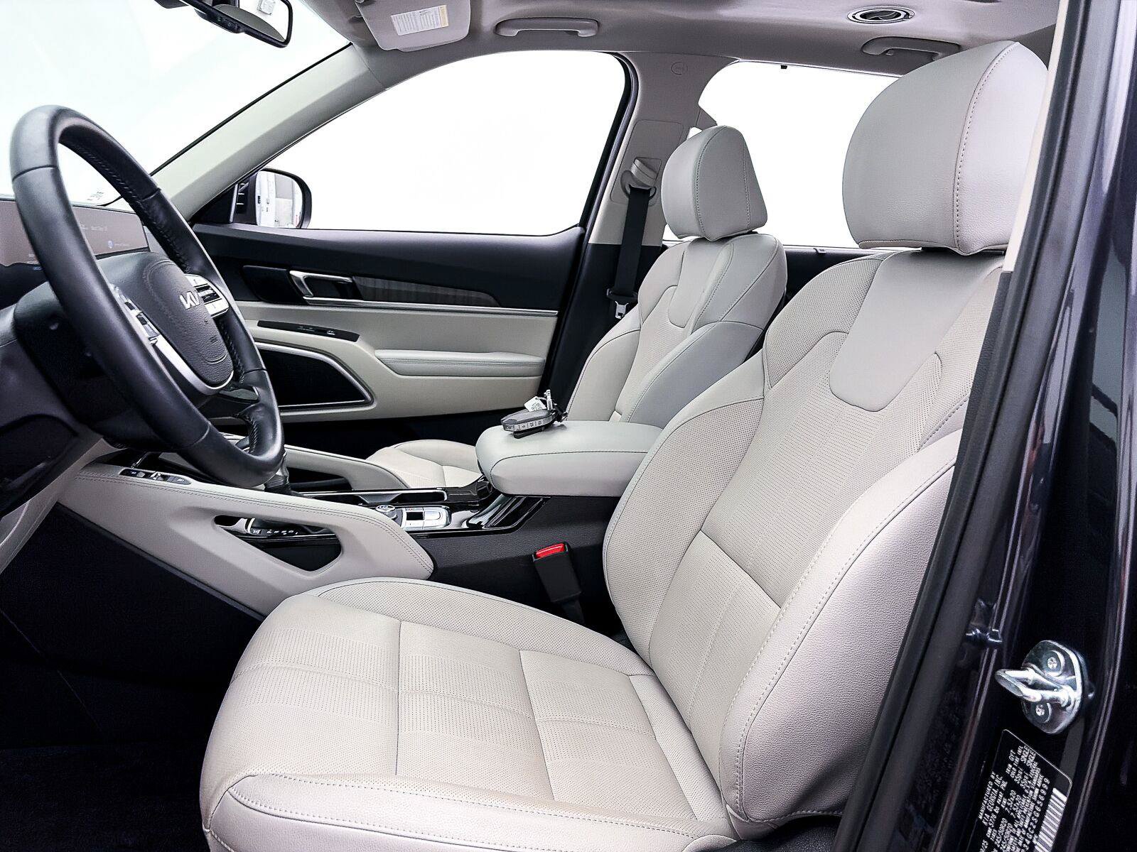 Used 2025 Kia Telluride EX w/ EX Captain's Chair Package FWD image 19