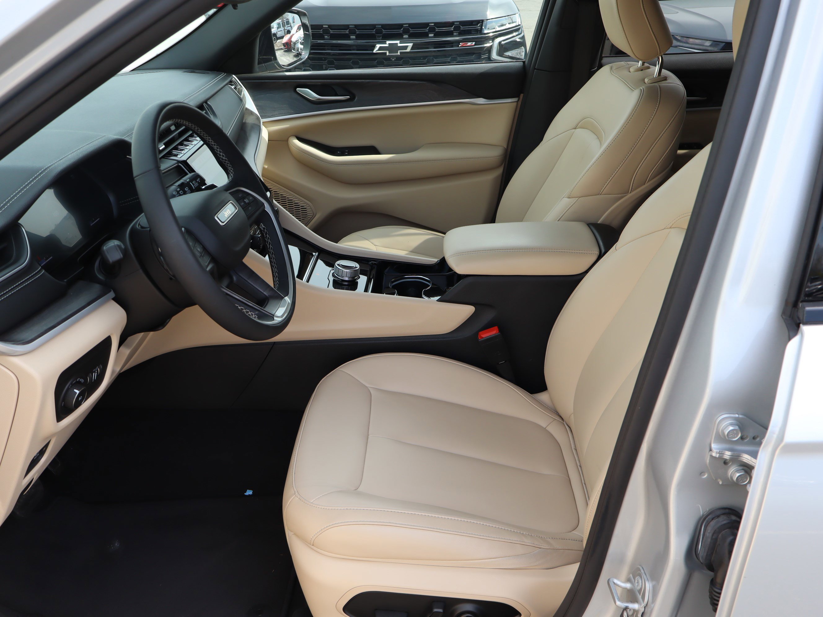 Used 2023 Jeep Grand Cherokee L Limited image 16