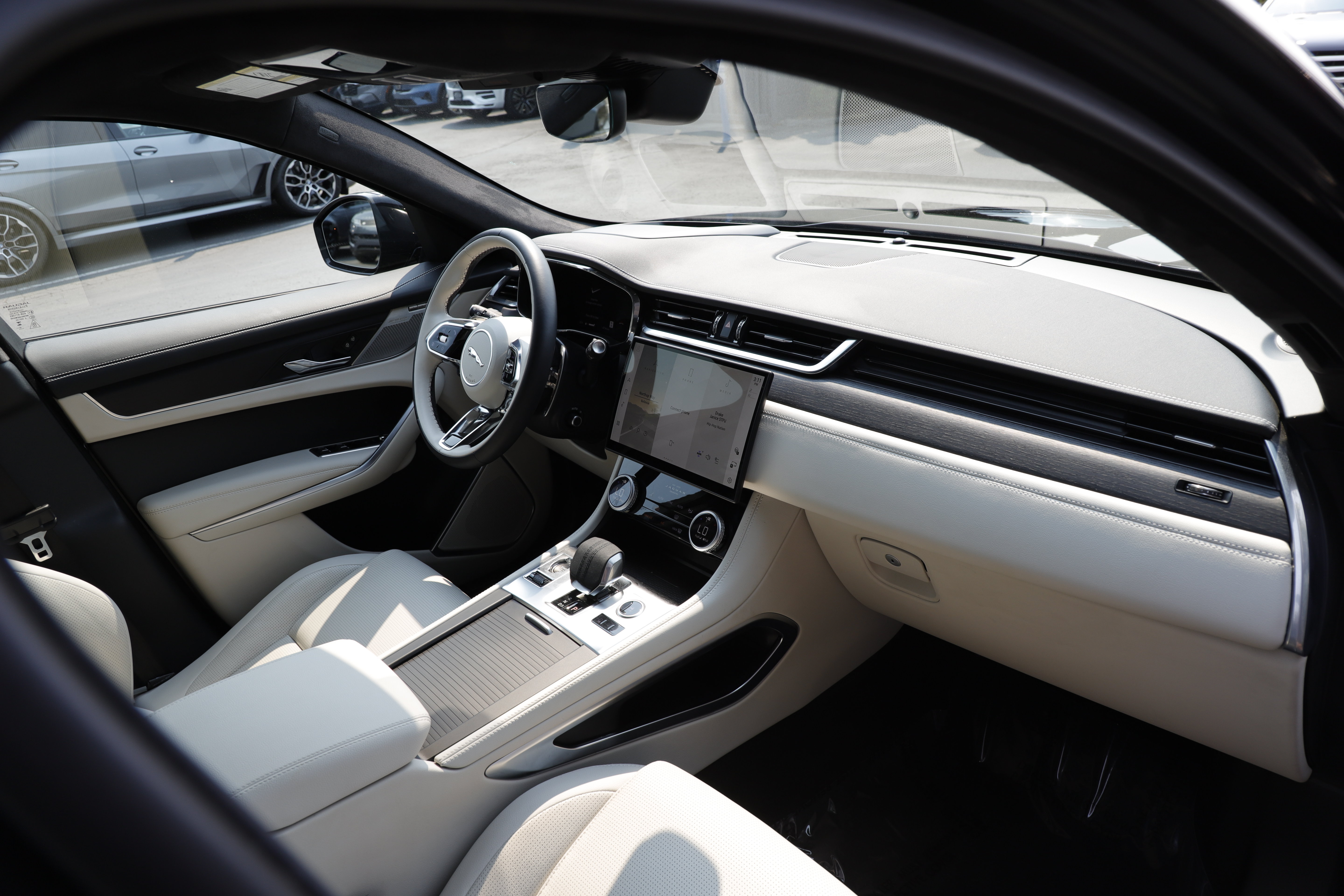 Certified 2026 Jaguar F-PACE R-Dynamic S AWD/4WD image 8