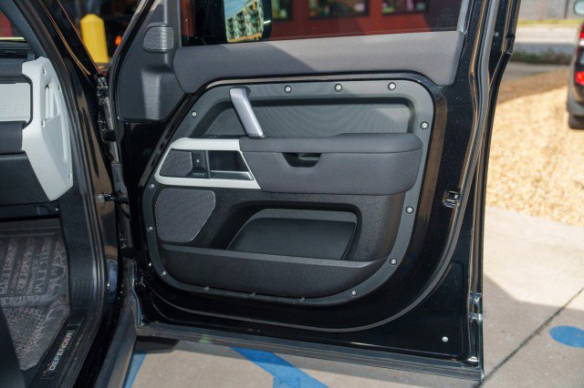 Used 2022 Land Rover Defender 110 X-Dynamic SE image 17