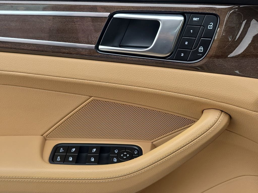 Used 2023 Porsche Panamera image 31
