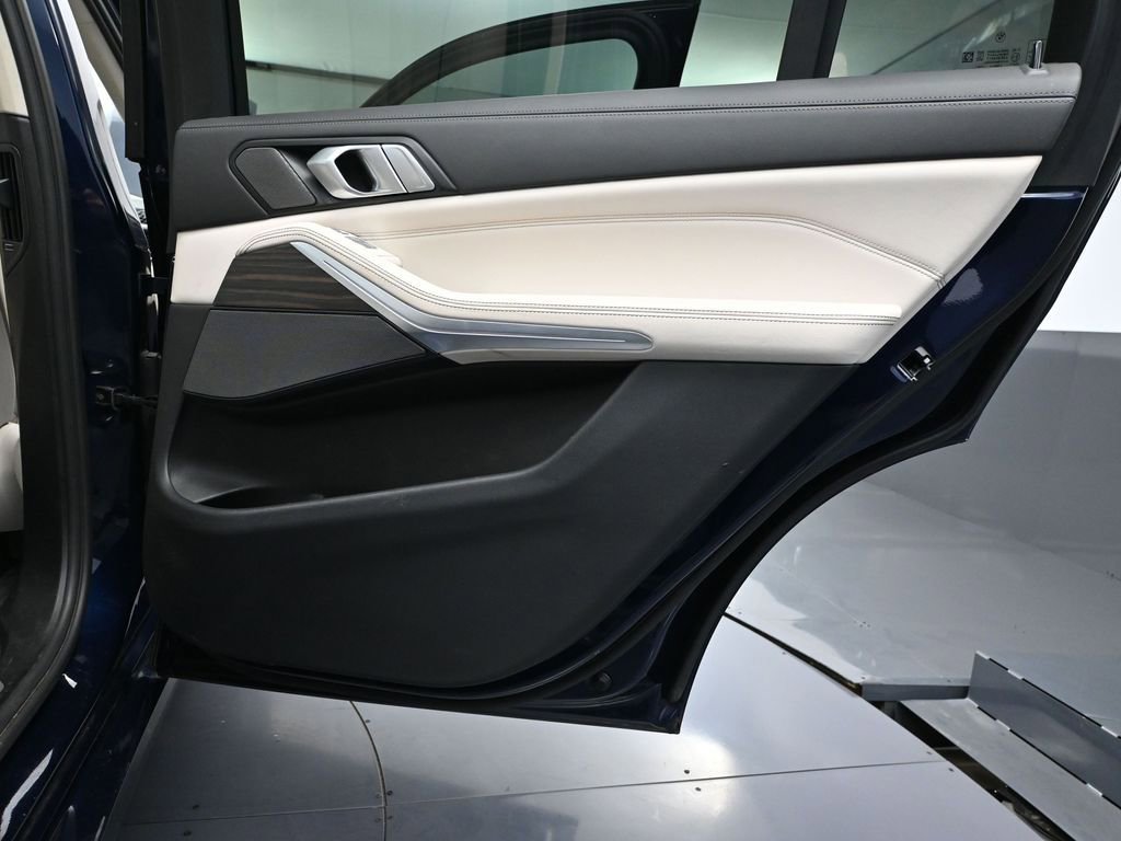 Used 2023 BMW X7 xDrive40i w/ Executive Package image 53