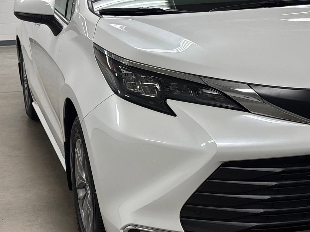 Used 2024 Toyota Sienna XLE FWD image 5