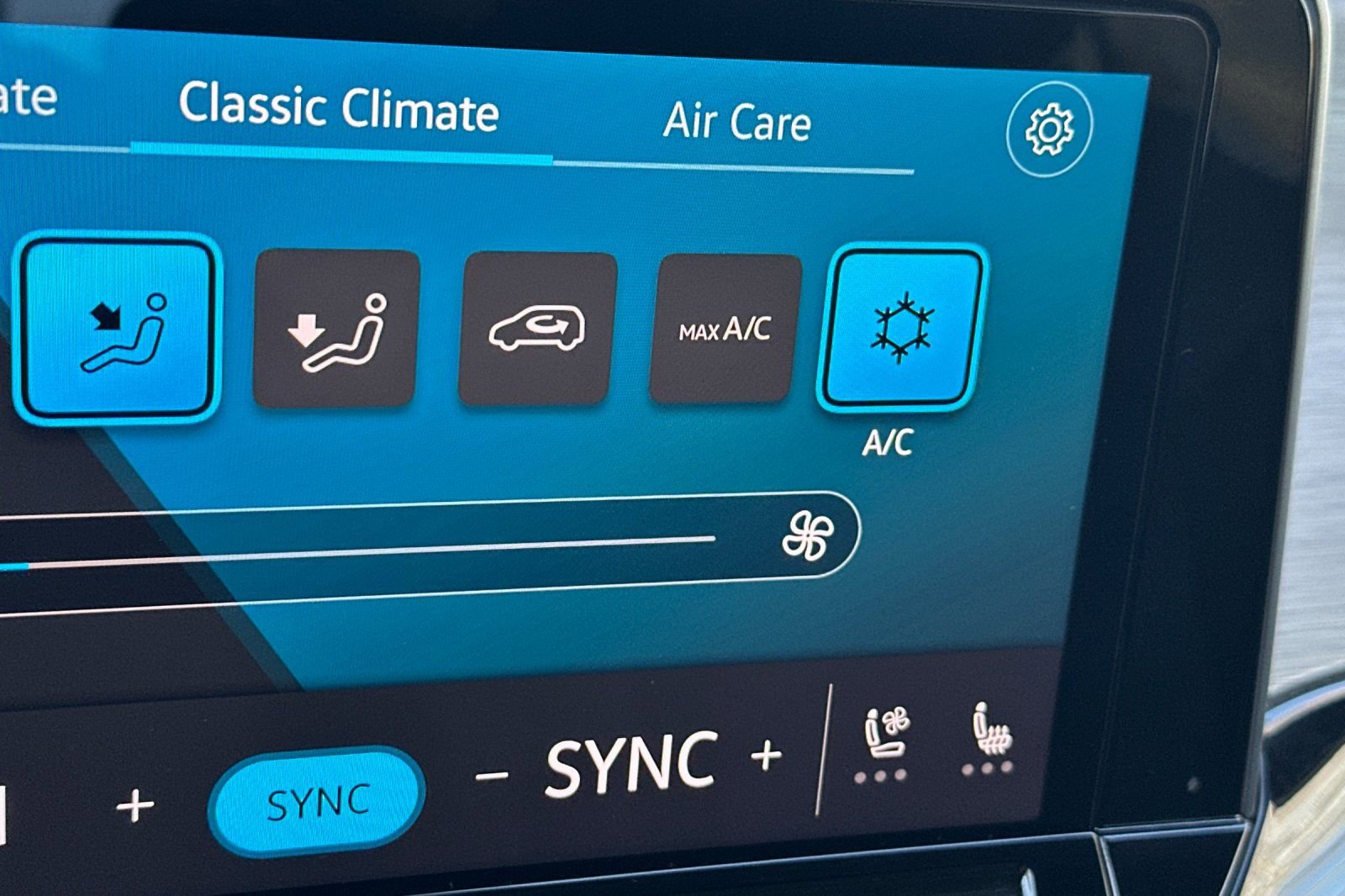 Used 2024 Volkswagen Atlas Cross Sport SE image 30