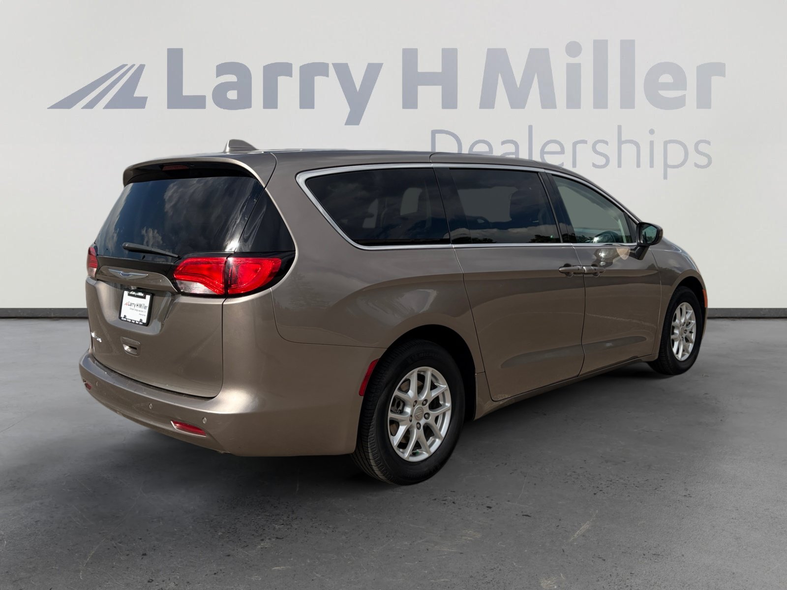 Used 2017 Chrysler Pacifica Touring FWD image 6