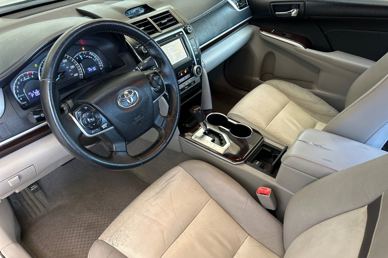 Used 2014 Toyota Camry XLE w/ Leather Package FWD image 10