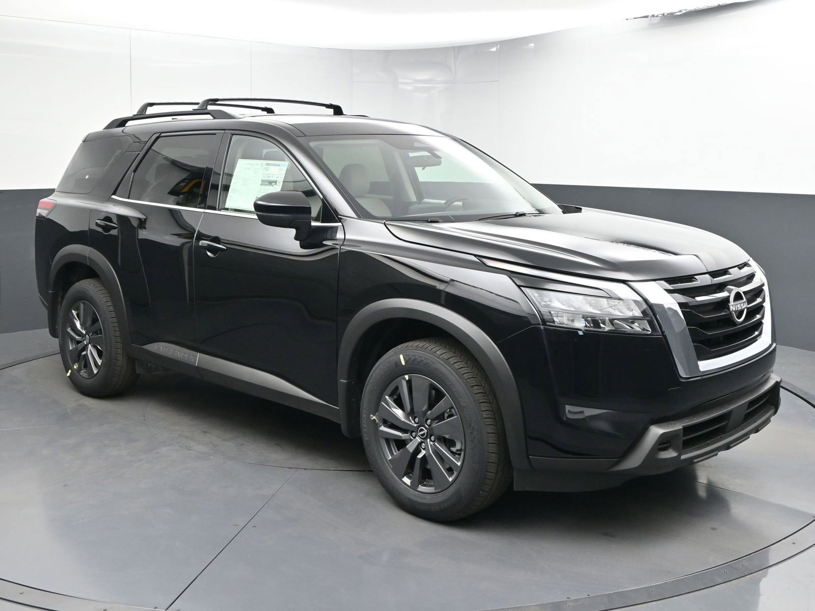 Used 2025 Nissan Pathfinder SV image 1