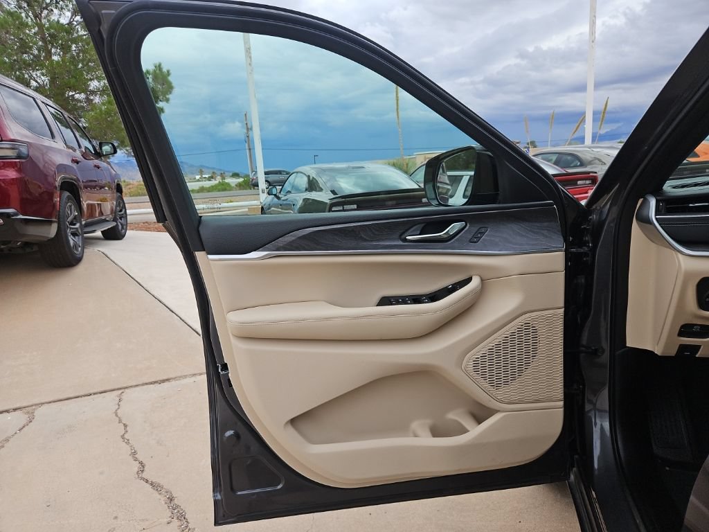 Certified 2025 Jeep Grand Cherokee L Limited w/ Luxury Tech Group II AWD/4WD image 11