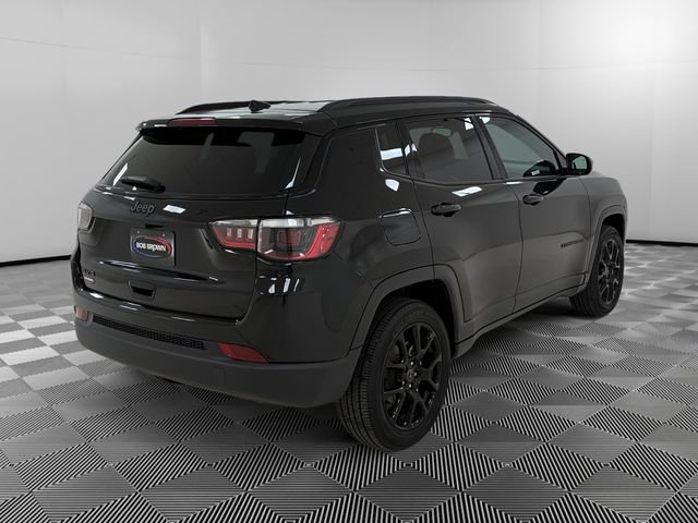 Used 2025 Jeep Compass Latitude w/ Convenience Group AWD/4WD image 5