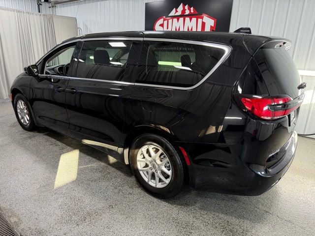 Used 2024 Chrysler Pacifica Touring-L image 6