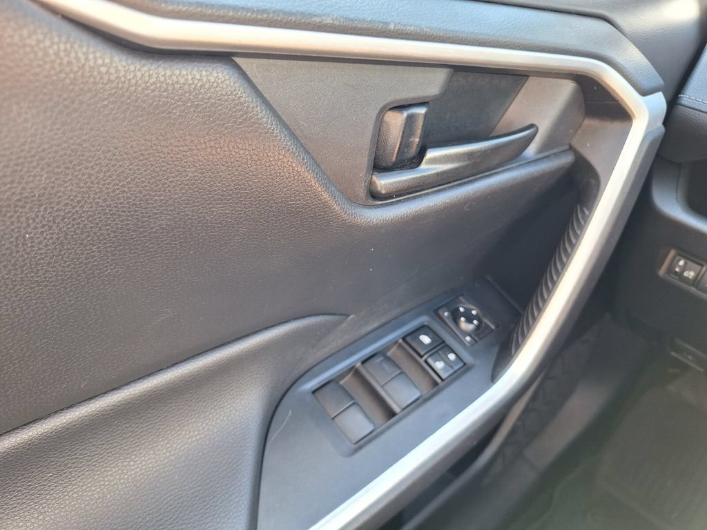 Used 2021 Toyota RAV4 LE FWD image 17