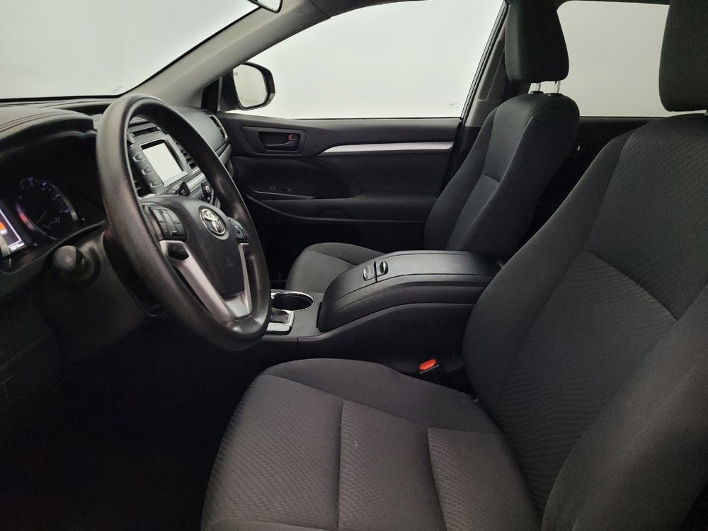 Used 2019 Toyota Highlander LE AWD/4WD image 17