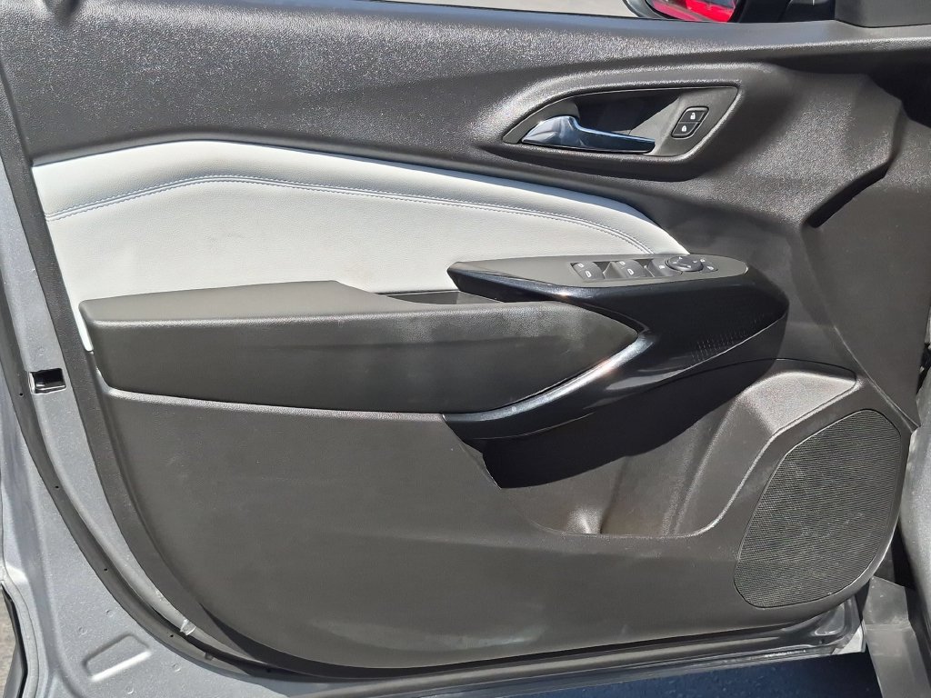 Used 2025 Chevrolet Trax LT w/ LT Convenience Package FWD image 9