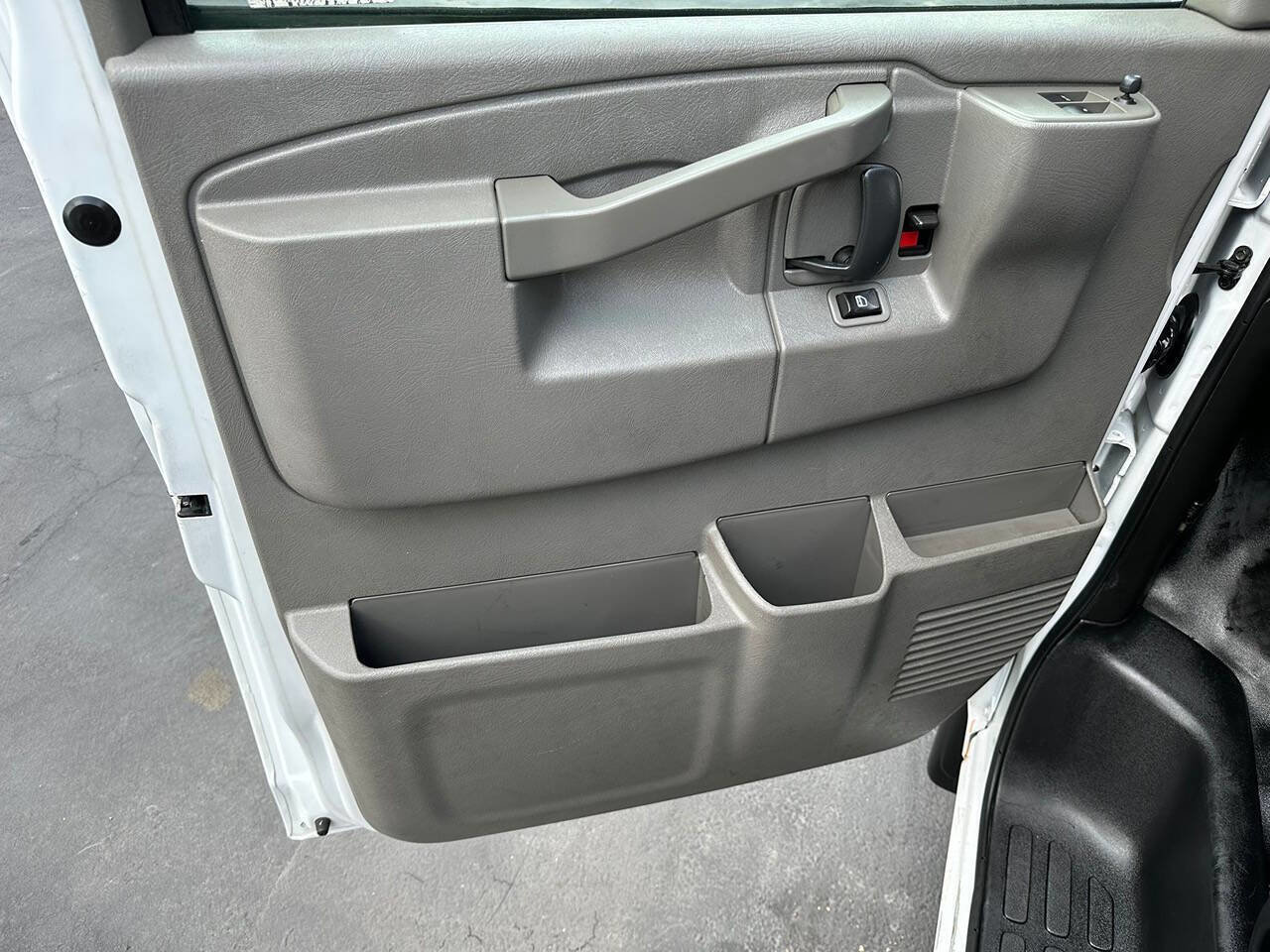 Used 2019 Chevrolet Express 3500 Extended w/ Driver Convenience Package RWD image 18