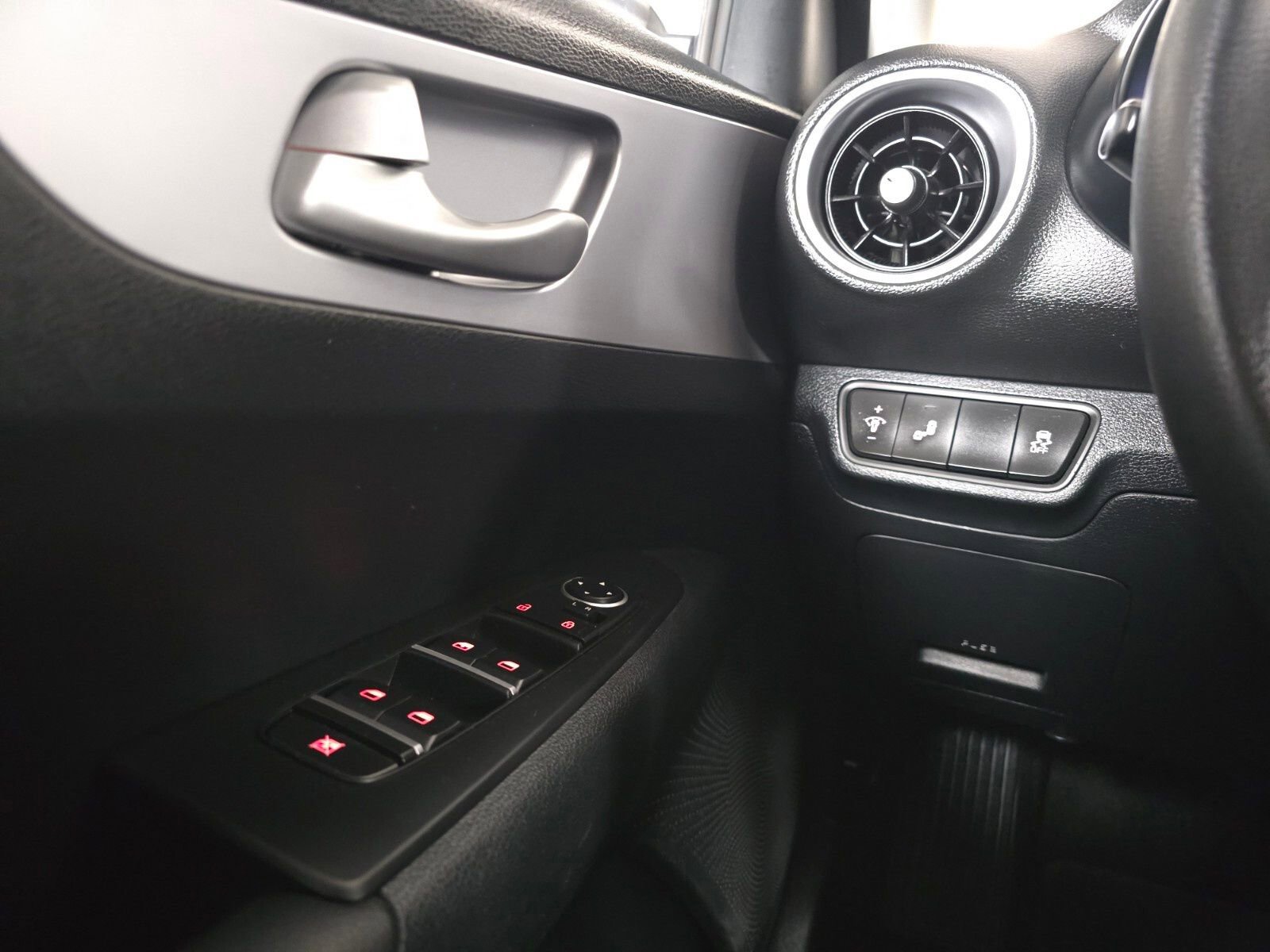 Used 2024 Kia Forte LXS w/ LXS Technology Package image 32