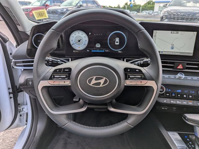 Used 2025 Hyundai Elantra Limited FWD image 17