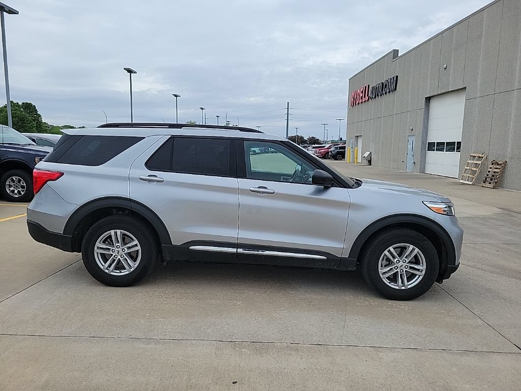 Used 2022 Ford Explorer XLT w/ Equipment Group 202A AWD/4WD image 2